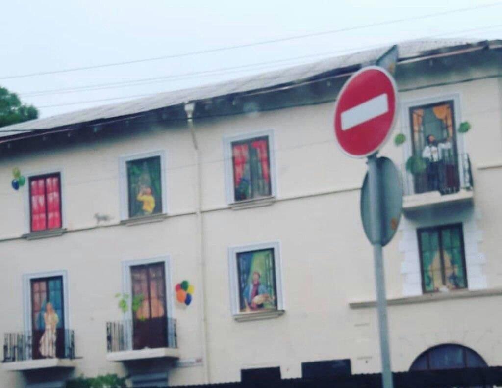 В Ростове-на-Дону к ЧМ-2018 ветхие дома завесили баннерами, а в окнах нарисовали "счастливых россиян"